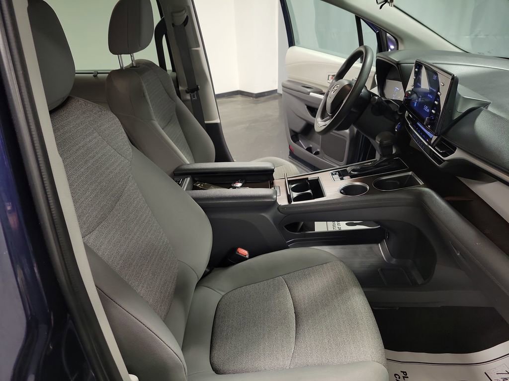 Used 2022 Toyota Sienna LE image 24