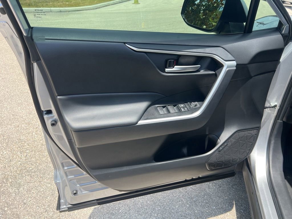 Used 2025 Toyota RAV4 XLE FWD image 36