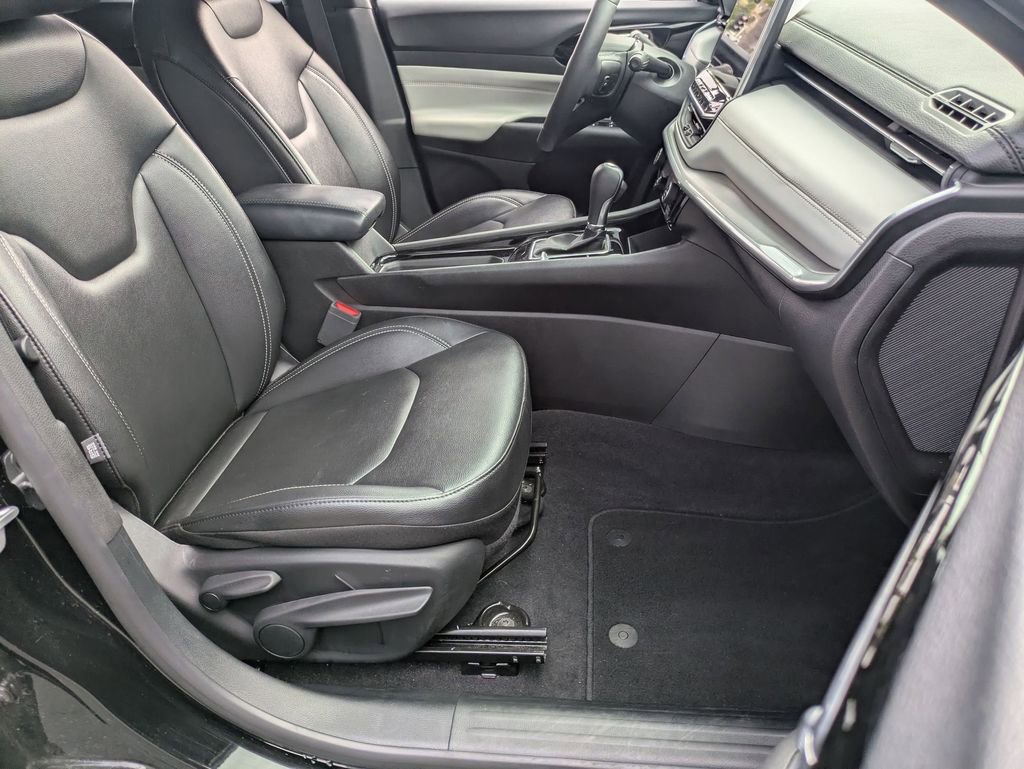 Used 2025 Jeep Compass Limited image 29