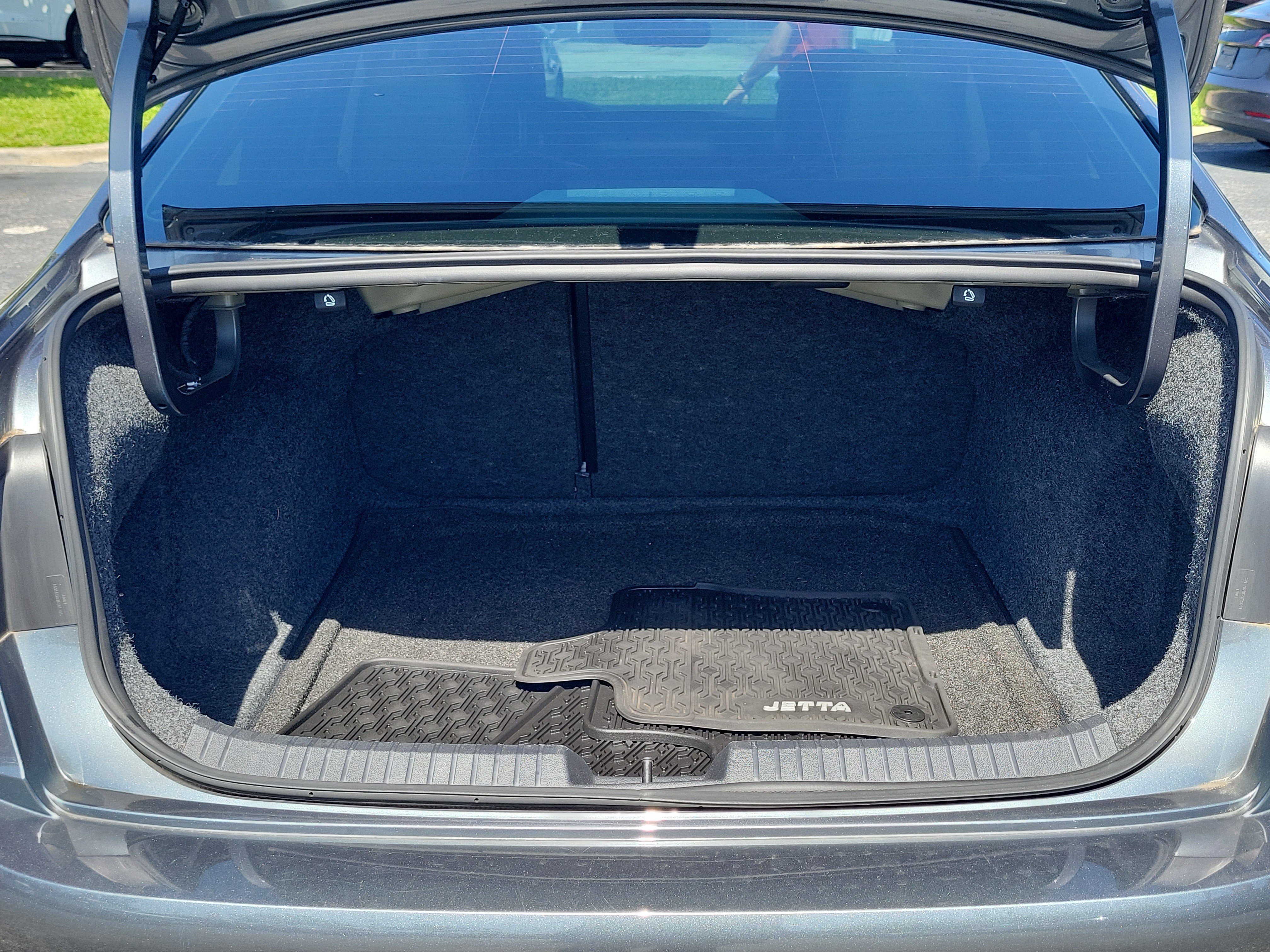 Used 2023 Volkswagen Jetta SE FWD image 6