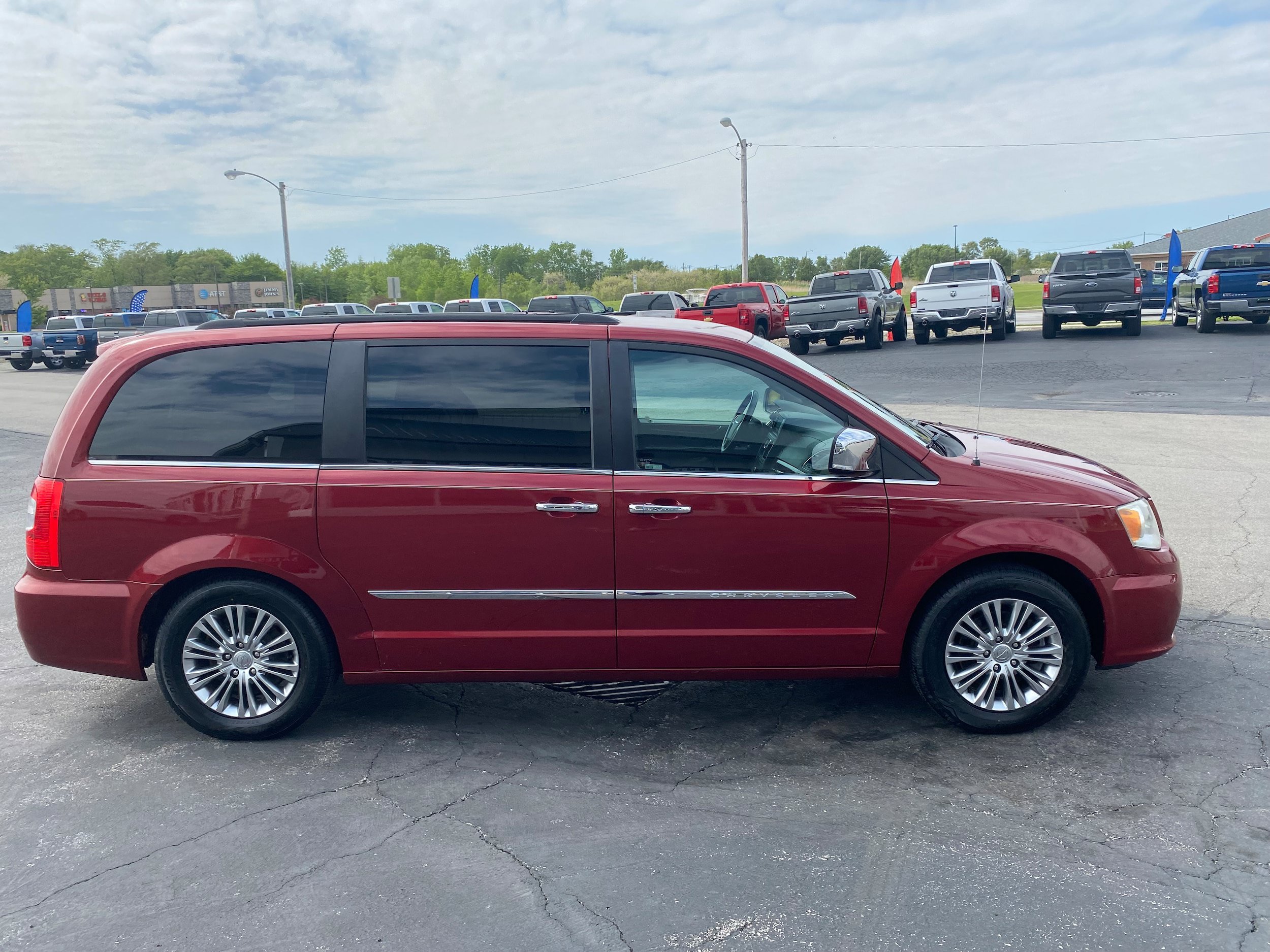 Used 2013 Chrysler Town & Country Touring-L w/ Driver Convenience Group FWD image 4
