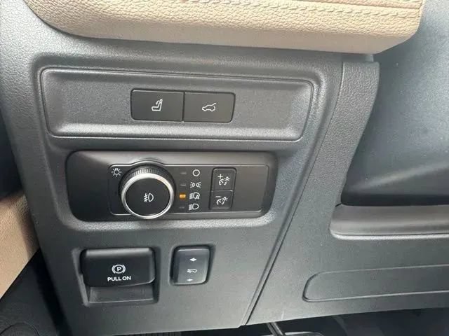Used 2024 Ford Expedition Limited AWD/4WD image 23