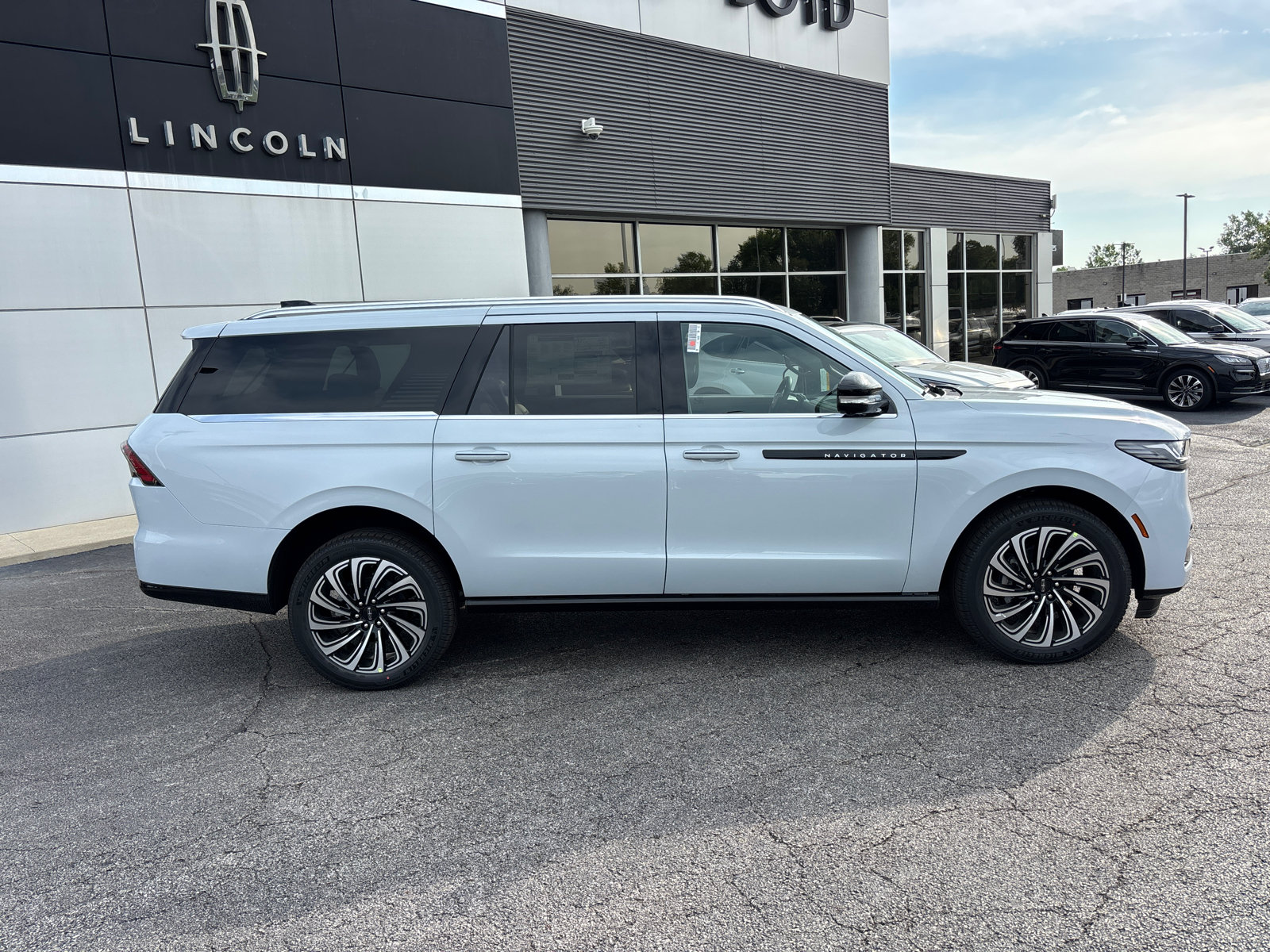 New 2026 Lincoln Navigator L Black Label AWD/4WD image 8