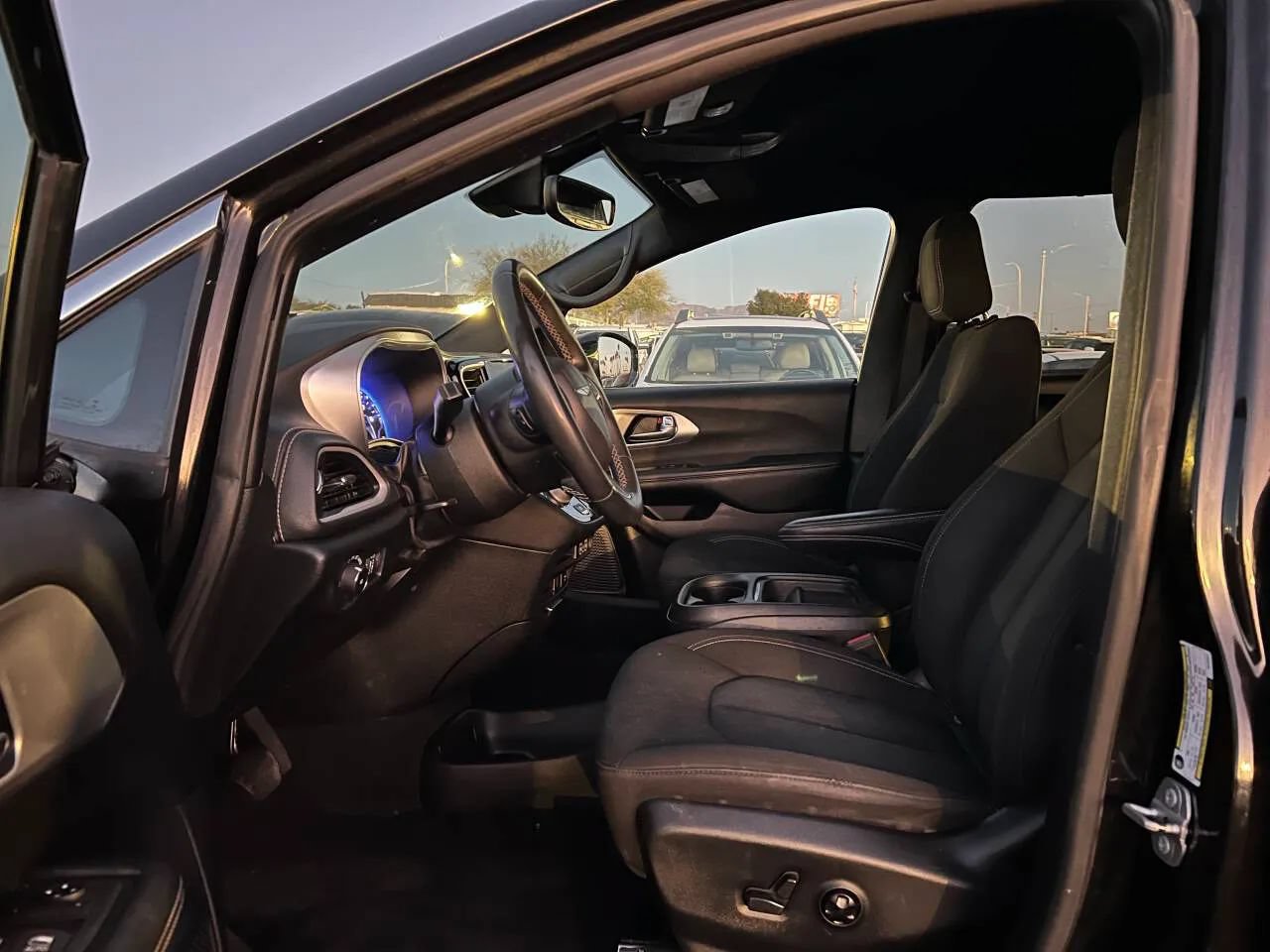 Used 2022 Chrysler Pacifica Touring AWD/4WD image 9