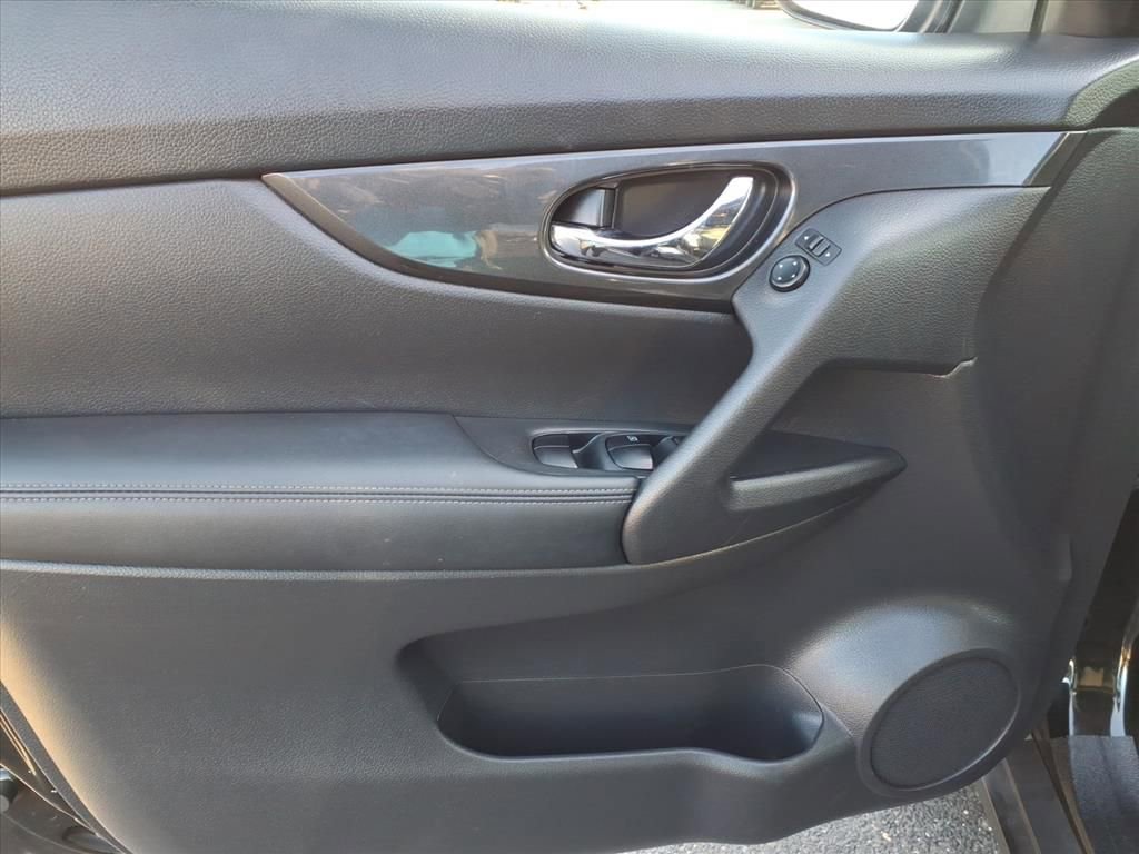 Used 2017 Nissan Rogue SV AWD/4WD image 11