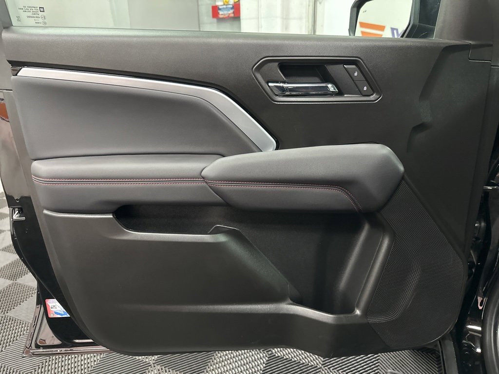 Used 2025 Chevrolet Colorado Z71 w/ Midnight Edition image 18