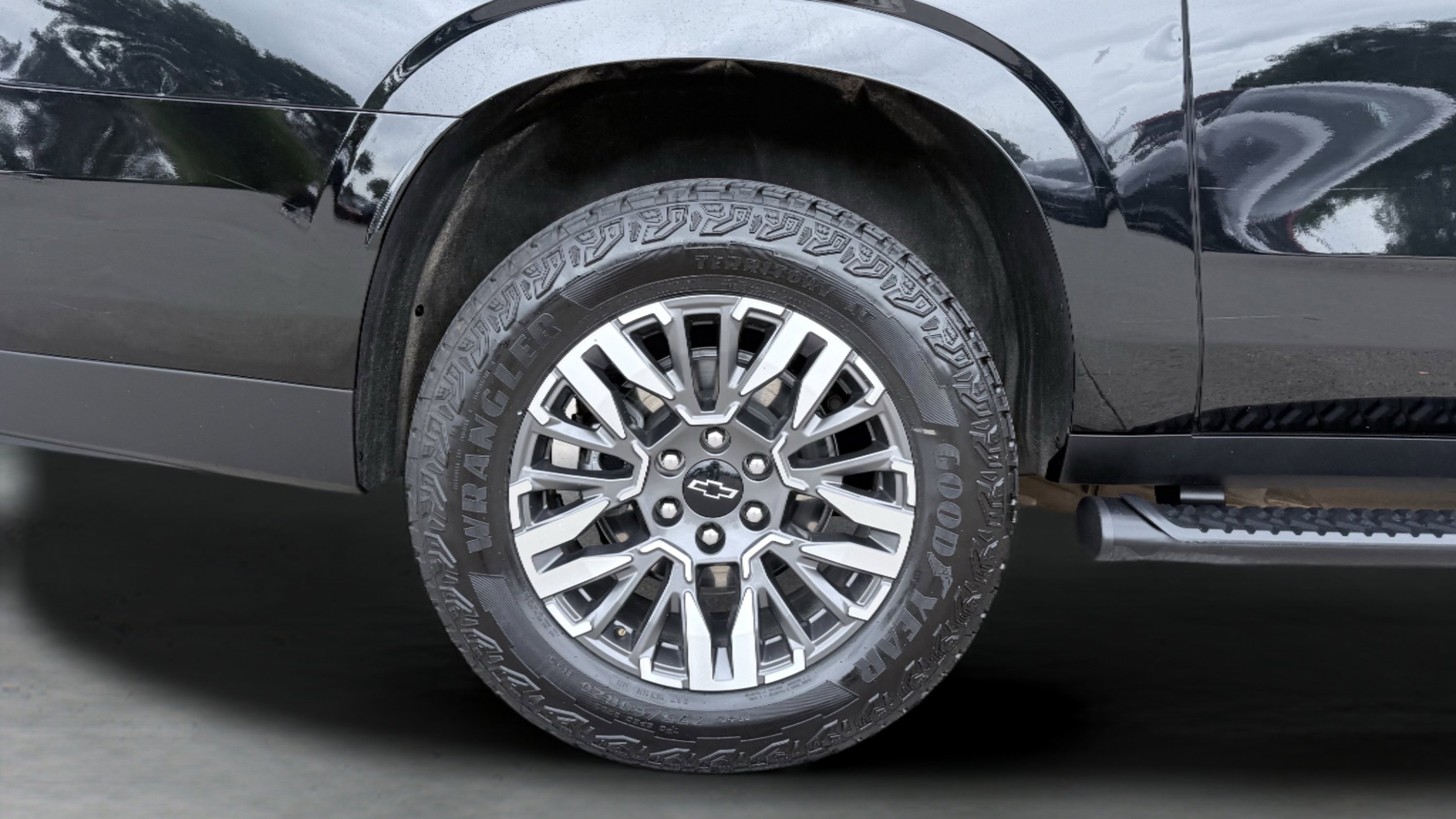 Used 2025 Chevrolet Suburban Z71 AWD/4WD image 12