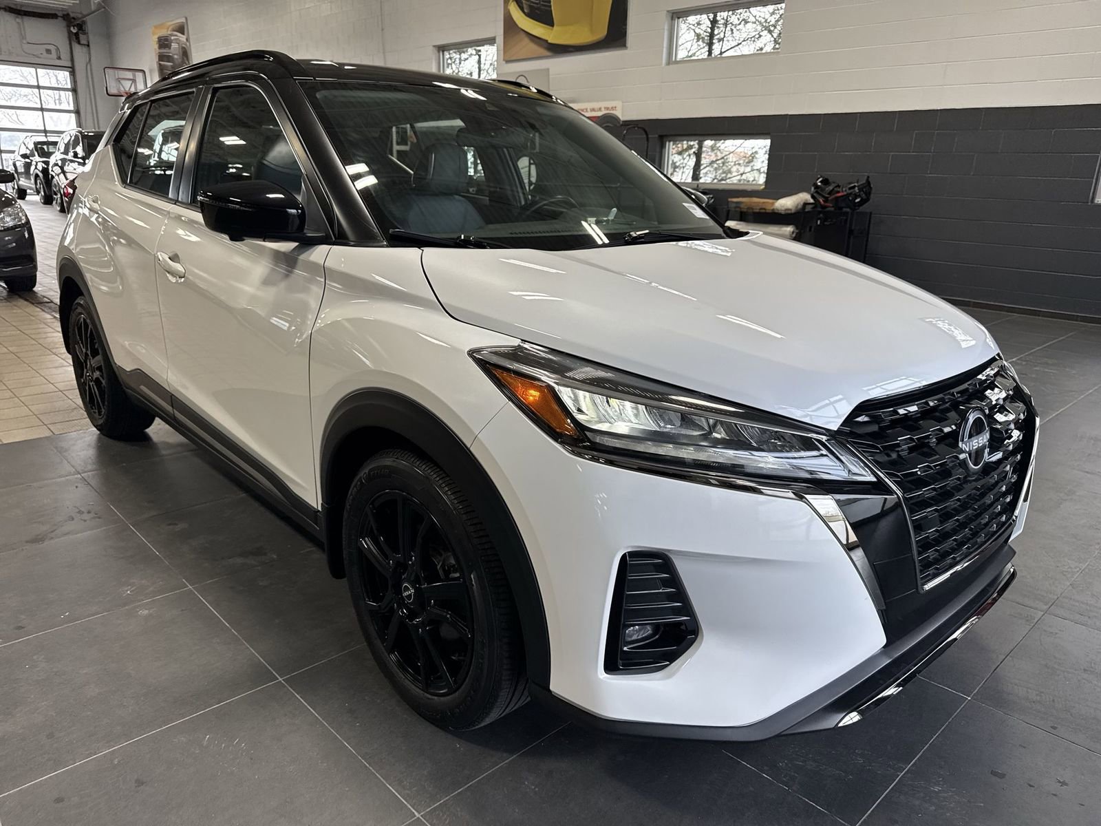 Used 2023 Nissan Kicks SR w/ SR Premium Package image 10