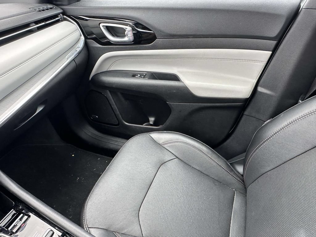 Used 2023 Jeep Compass Limited w/ Sun and Sound Group AWD/4WD image 32