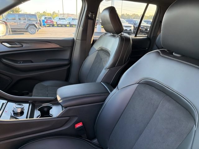 Used 2025 Jeep Grand Cherokee Altitude RWD image 9