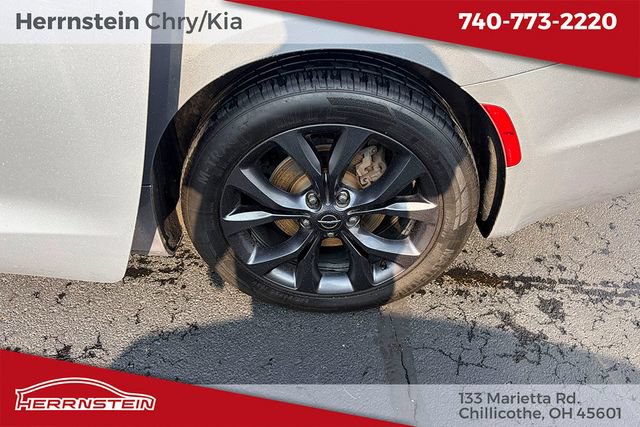 Used 2018 Chrysler Pacifica Touring Plus w/ S Appearance Package FWD image 25