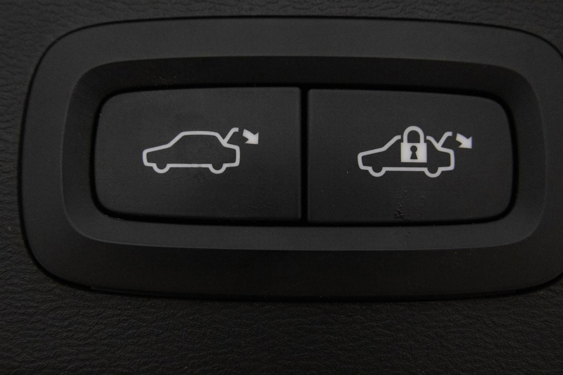 Used 2021 Volvo XC40 T5 Momentum w/ Protection Package Premier image 36