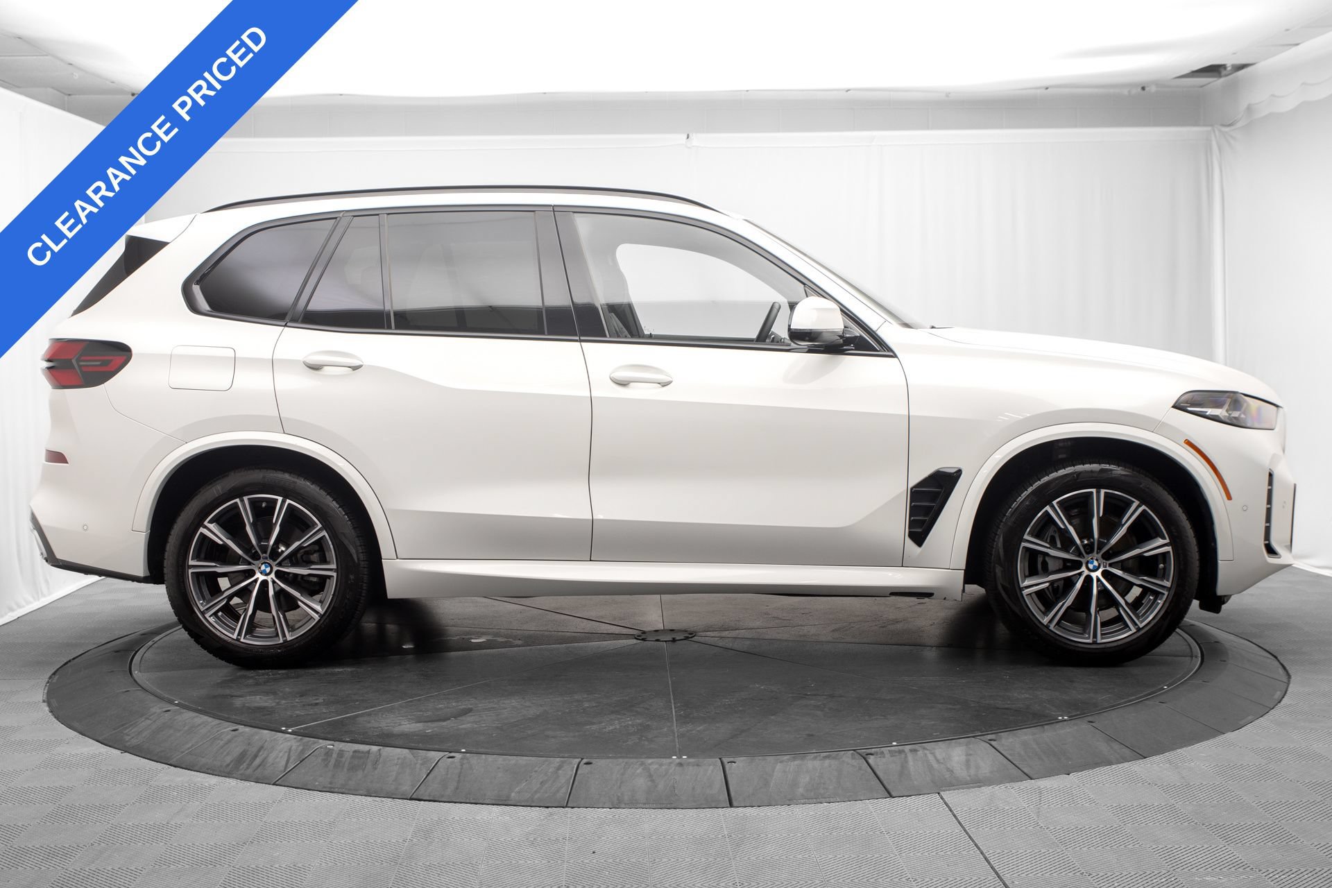 Used 2024 BMW X5 xDrive40i w/ M Sport Package AWD/4WD image 8