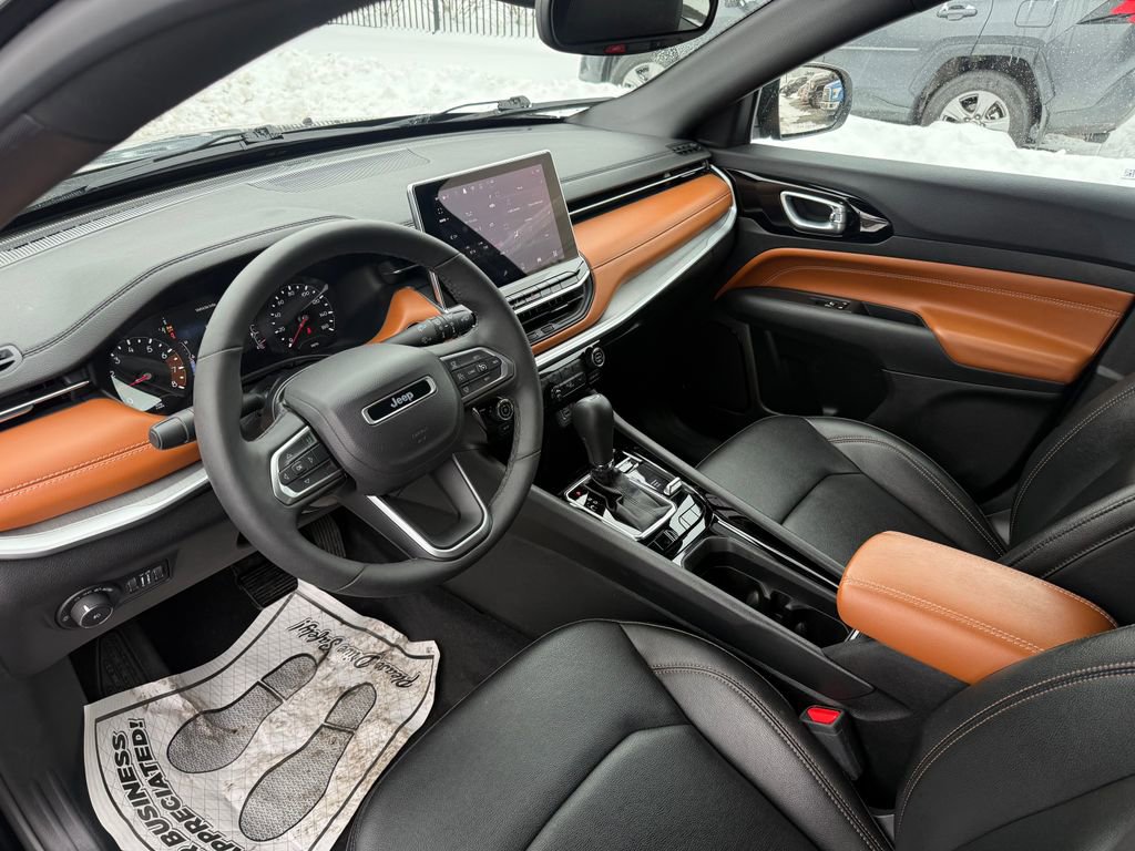Used 2024 Jeep Compass Limited image 11