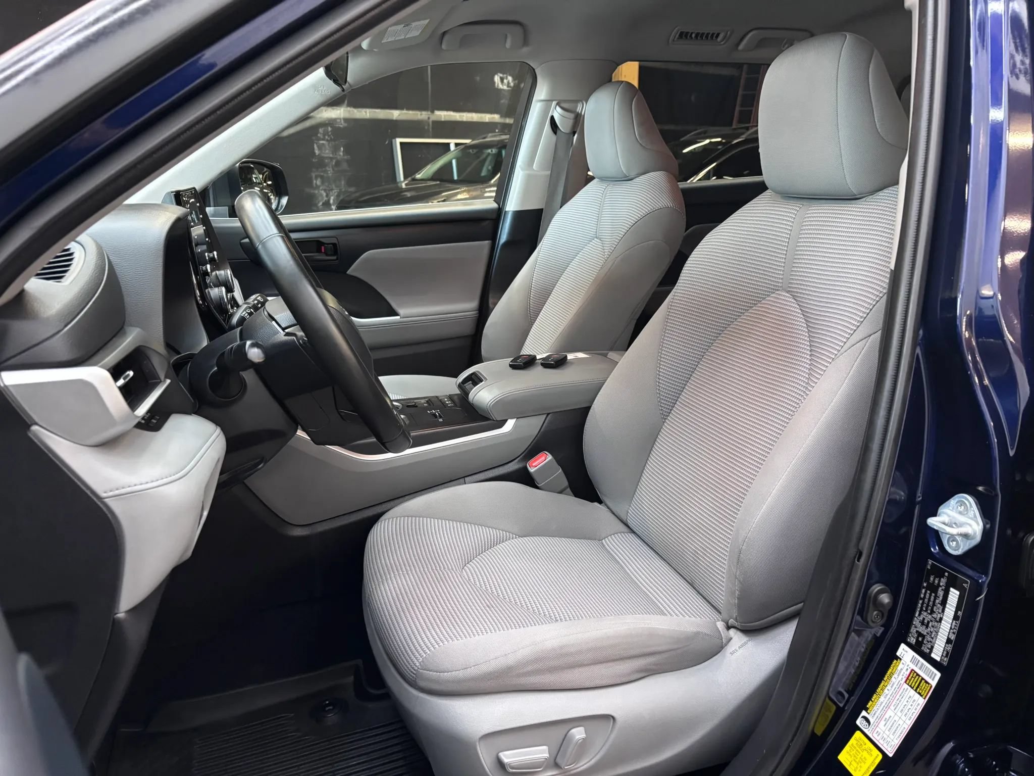Used 2020 Toyota Highlander LE AWD/4WD image 8