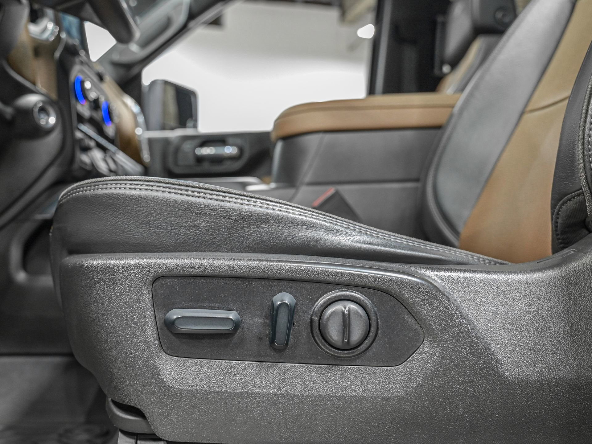 Used 2022 Chevrolet Silverado 2500 High Country w/ Safety Package II image 13