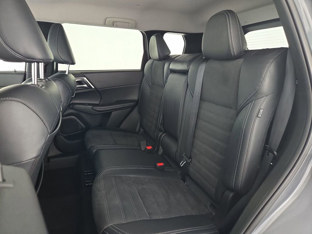Used 2024 Mitsubishi Outlander SE image 30