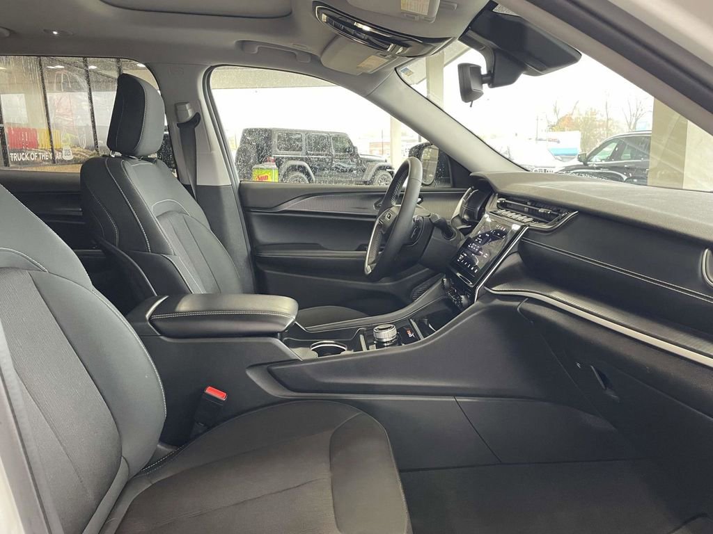 Used 2024 Jeep Grand Cherokee L Laredo image 15