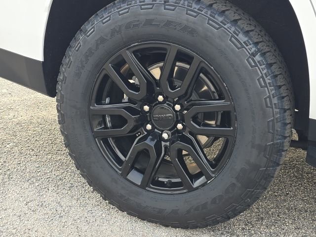 Used 2024 GMC Yukon AT4 w/ Technology Package image 11