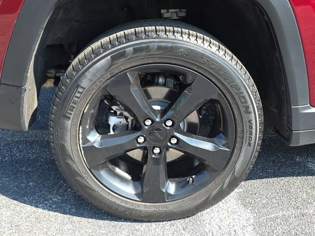 Used 2023 Jeep Grand Cherokee Limited w/ Black Appearance Package AWD/4WD image 11