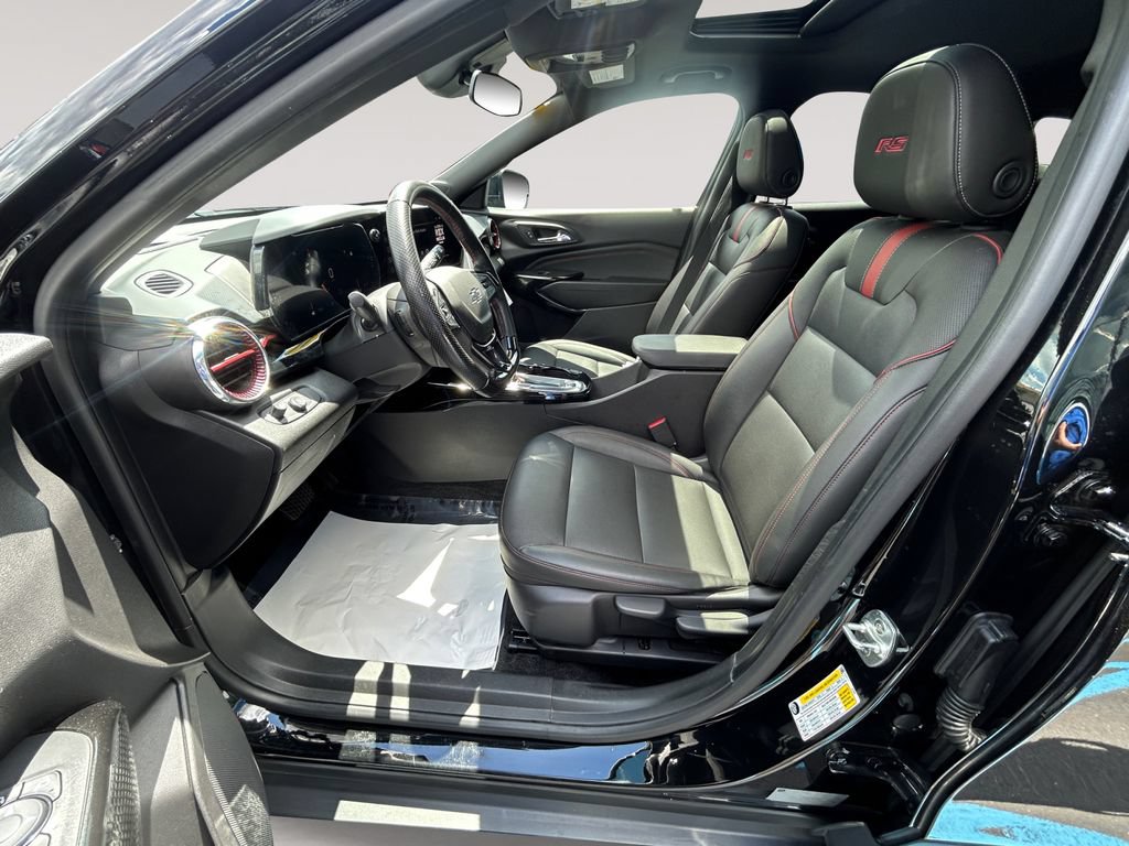Used 2024 Chevrolet Trax RS w/ Sunroof Package FWD image 9