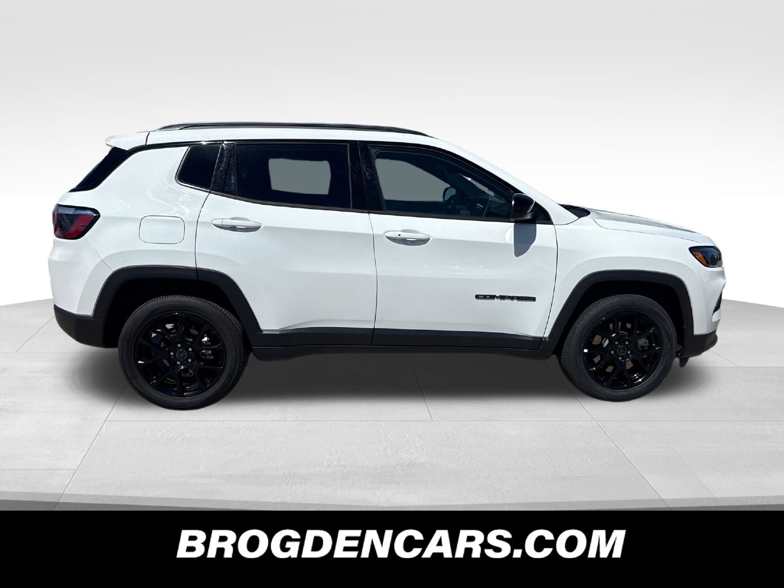 Used 2025 Jeep Compass Latitude w/ Convenience Group AWD/4WD image 2