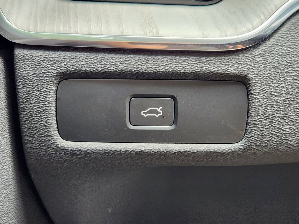 Used 2025 Volvo XC60 B5 Plus AWD/4WD image 12