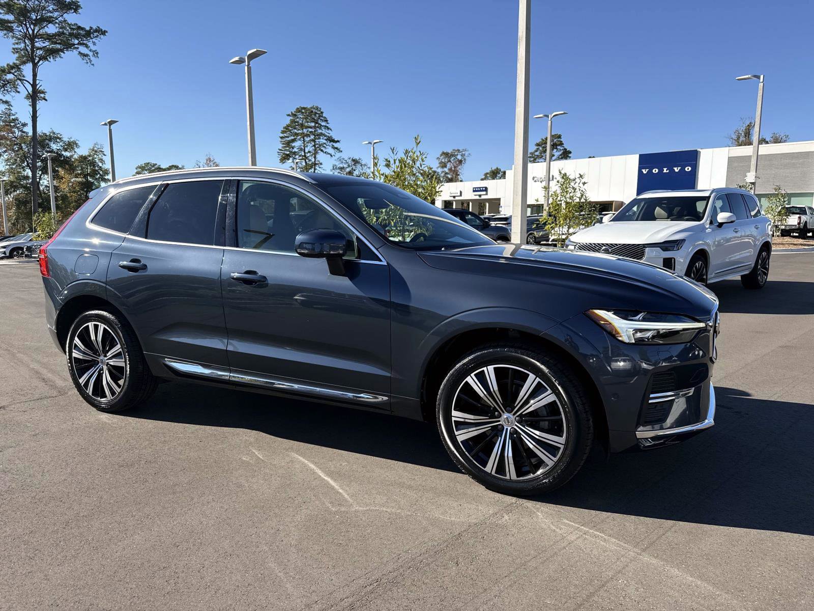 Used 2022 Volvo XC60 B5 Inscription w/ Advanced Package image 2
