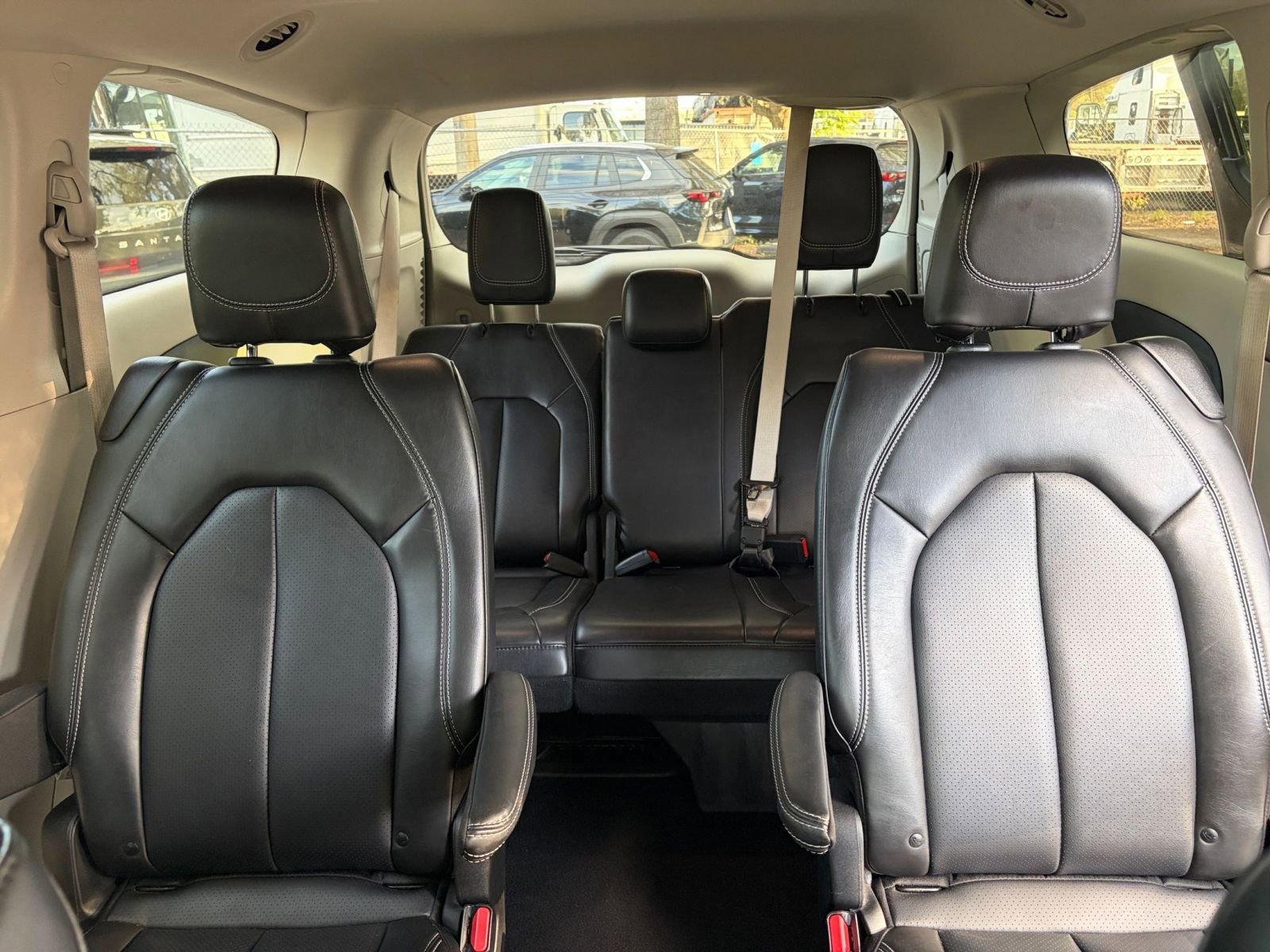 Used 2024 Chrysler Pacifica Touring-L image 34