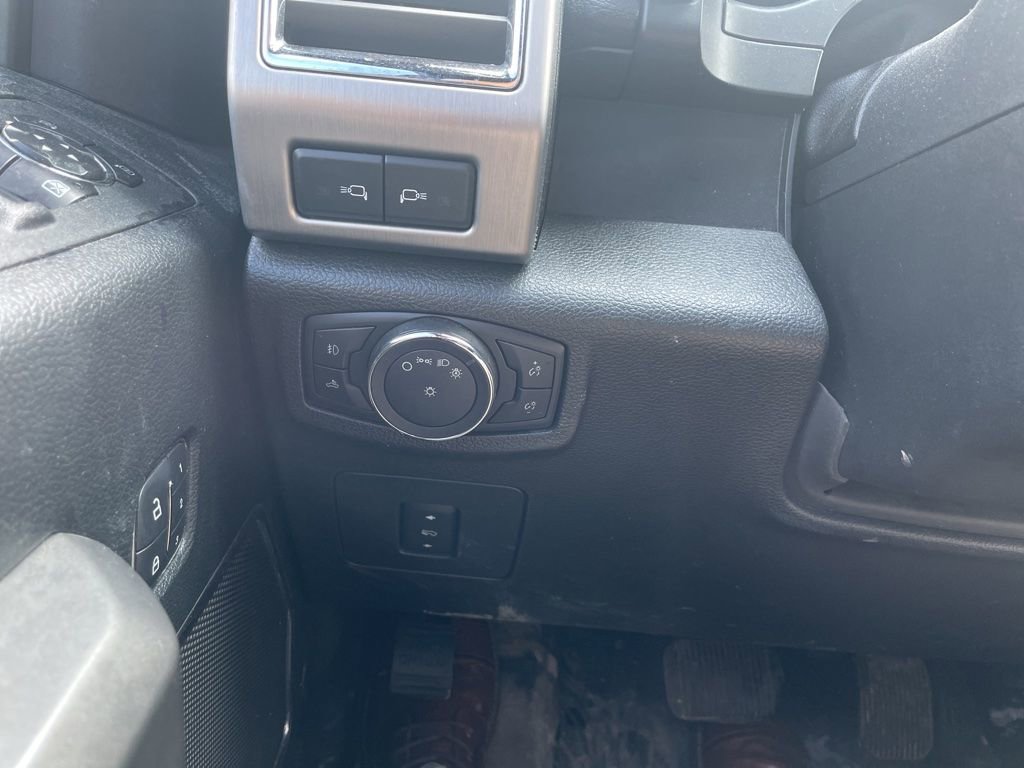 Used 2016 Ford F150 Platinum w/ Equipment Group 701A Luxury image 19