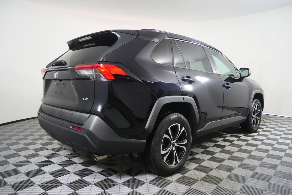 Used 2019 Toyota RAV4 LE FWD image 3
