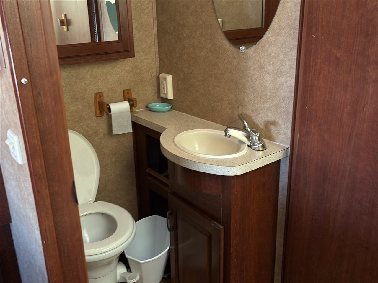 Used 2014 Ford E-450 and Econoline 450 Super Duty w/ Motorhome Prep Package RWD image 16