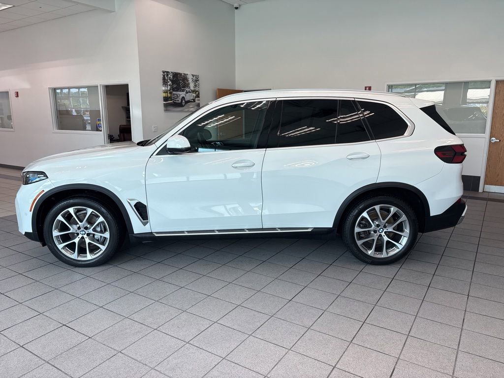 Used 2024 BMW X5 xDrive40i w/ Premium Package AWD/4WD image 3