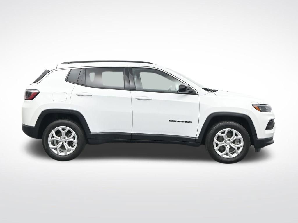 Used 2024 Jeep Compass Latitude image 4
