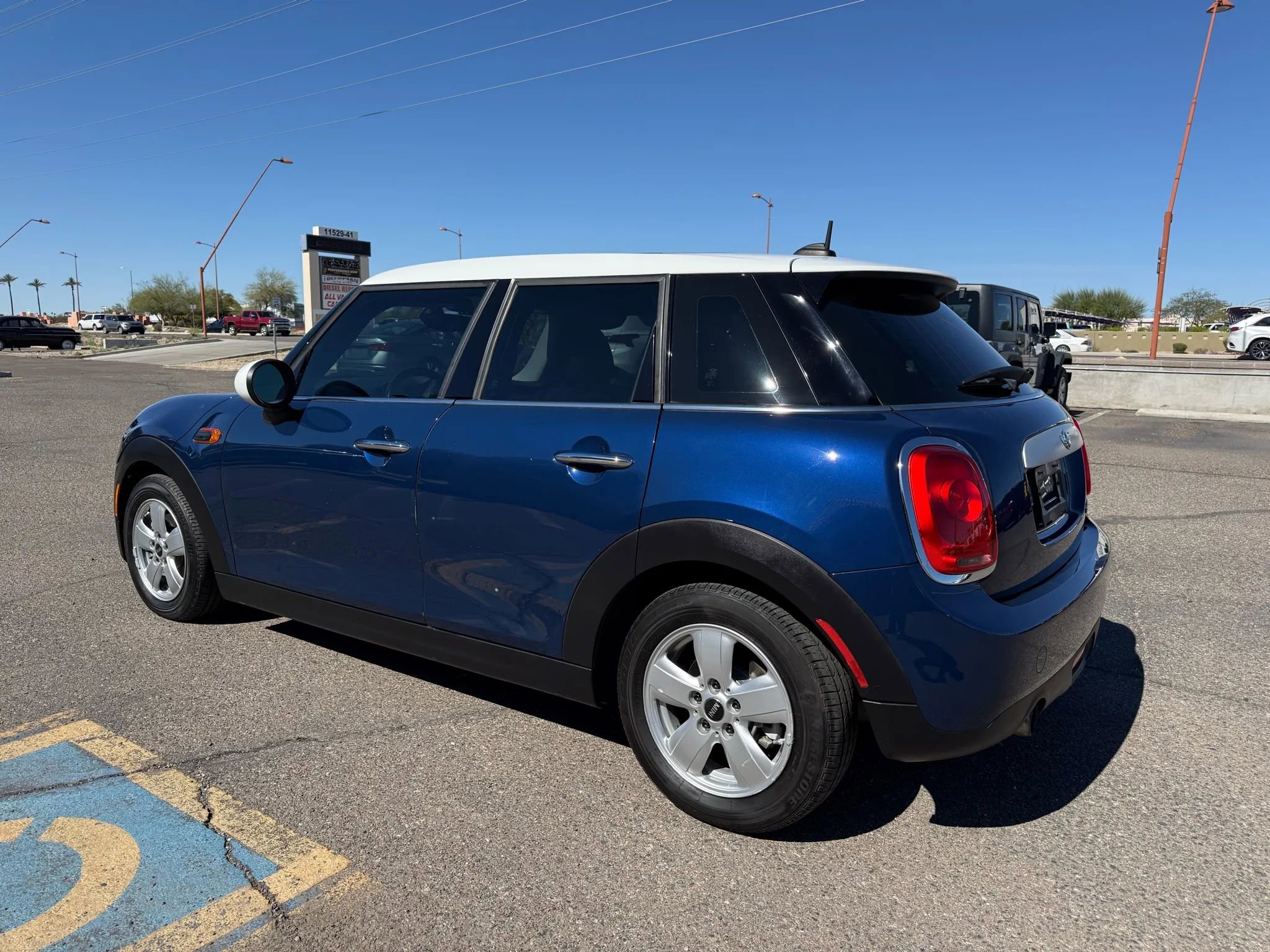 Used 2015 MINI Cooper 4-Door Hardtop image 7