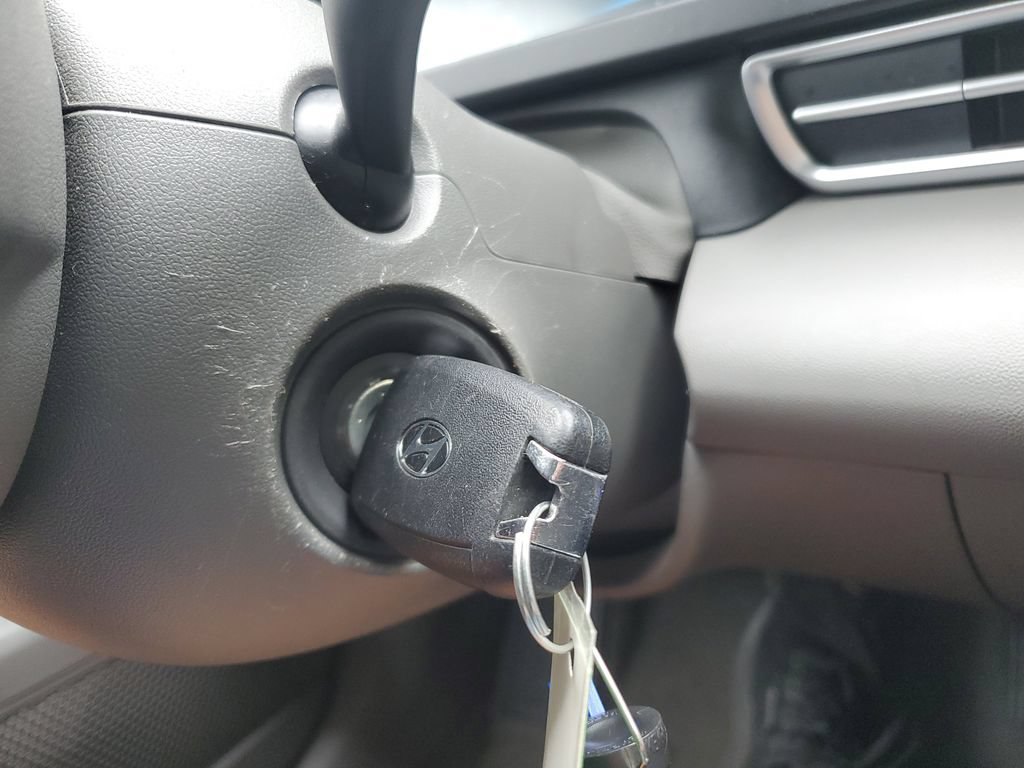Used 2025 Hyundai Elantra SE FWD image 29