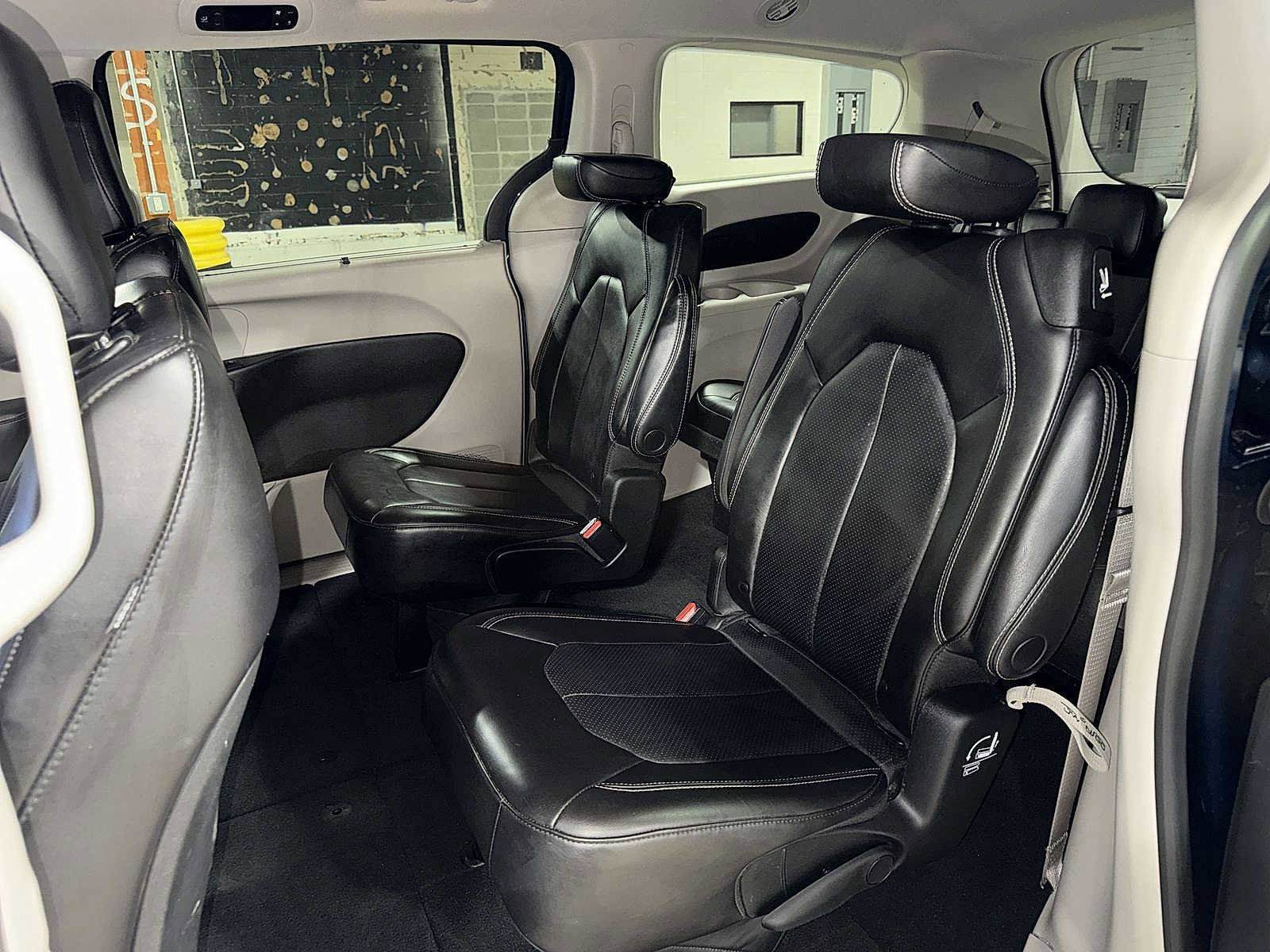 Used 2023 Chrysler Pacifica Touring-L image 17