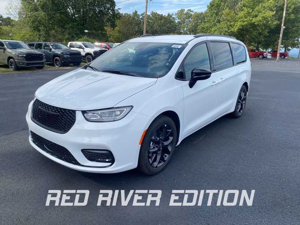 New 2026 Chrysler Pacifica Select w/ S Appearance Package