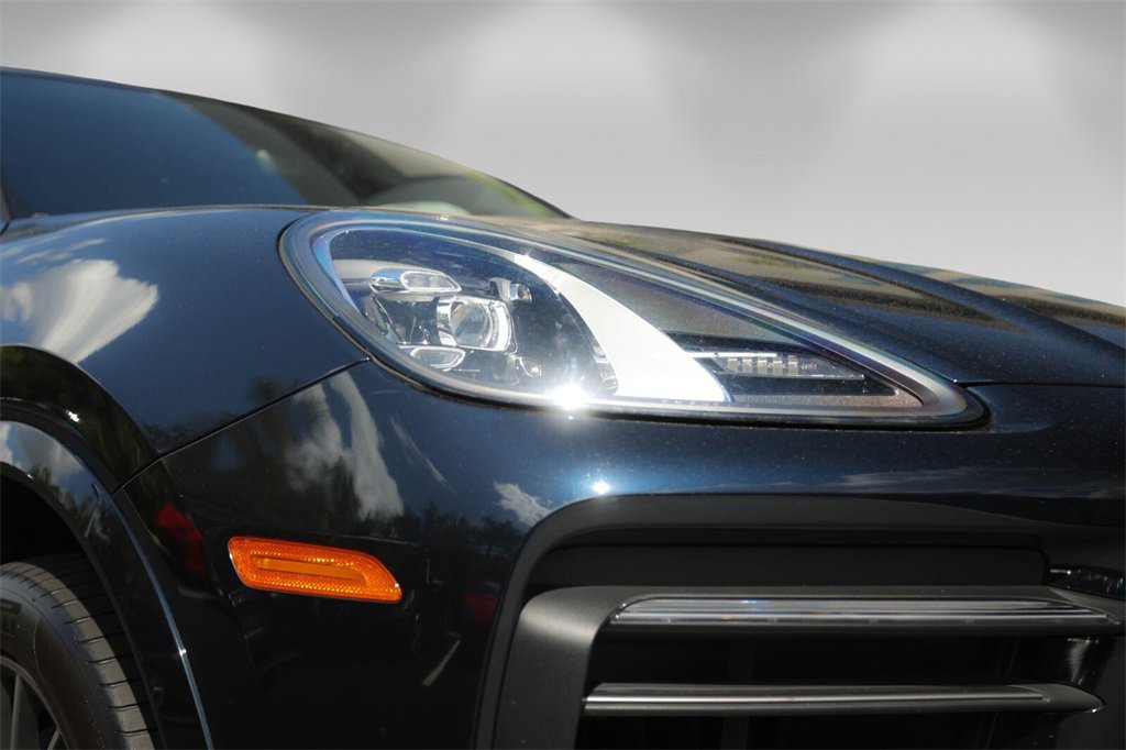 Used 2022 Porsche Cayenne Platinum Edition image 10