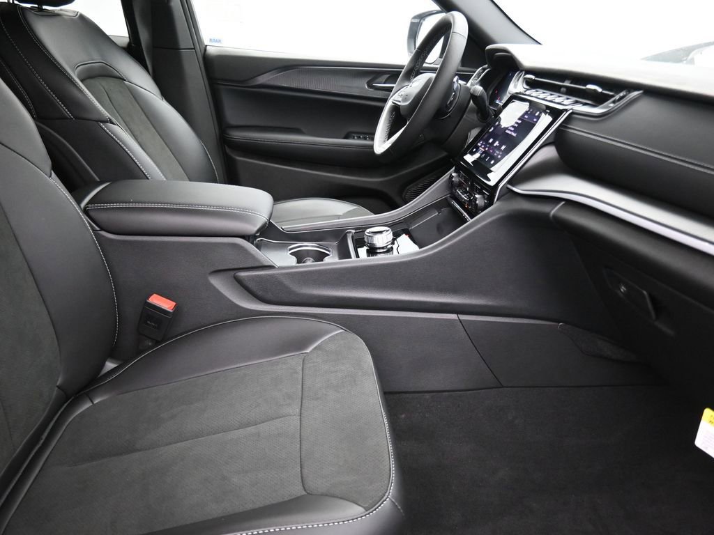 New 2025 Jeep Grand Cherokee L Altitude image 18