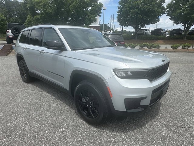 Used 2024 Jeep Grand Cherokee L Laredo image 4