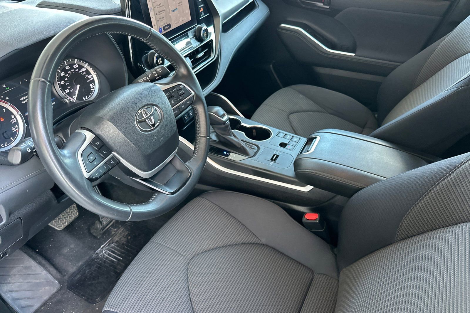 Used 2024 Toyota Highlander LE image 10