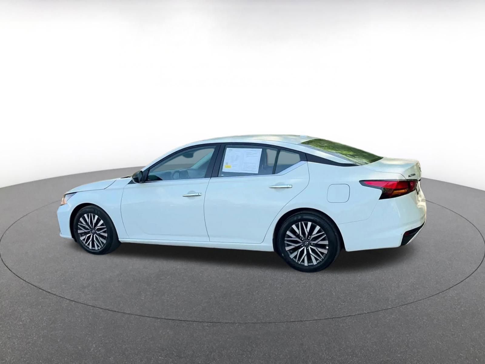 Used 2025 Nissan Altima 2.5 SV image 10