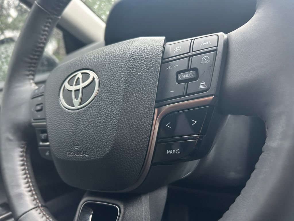Used 2025 Toyota Camry XLE image 18