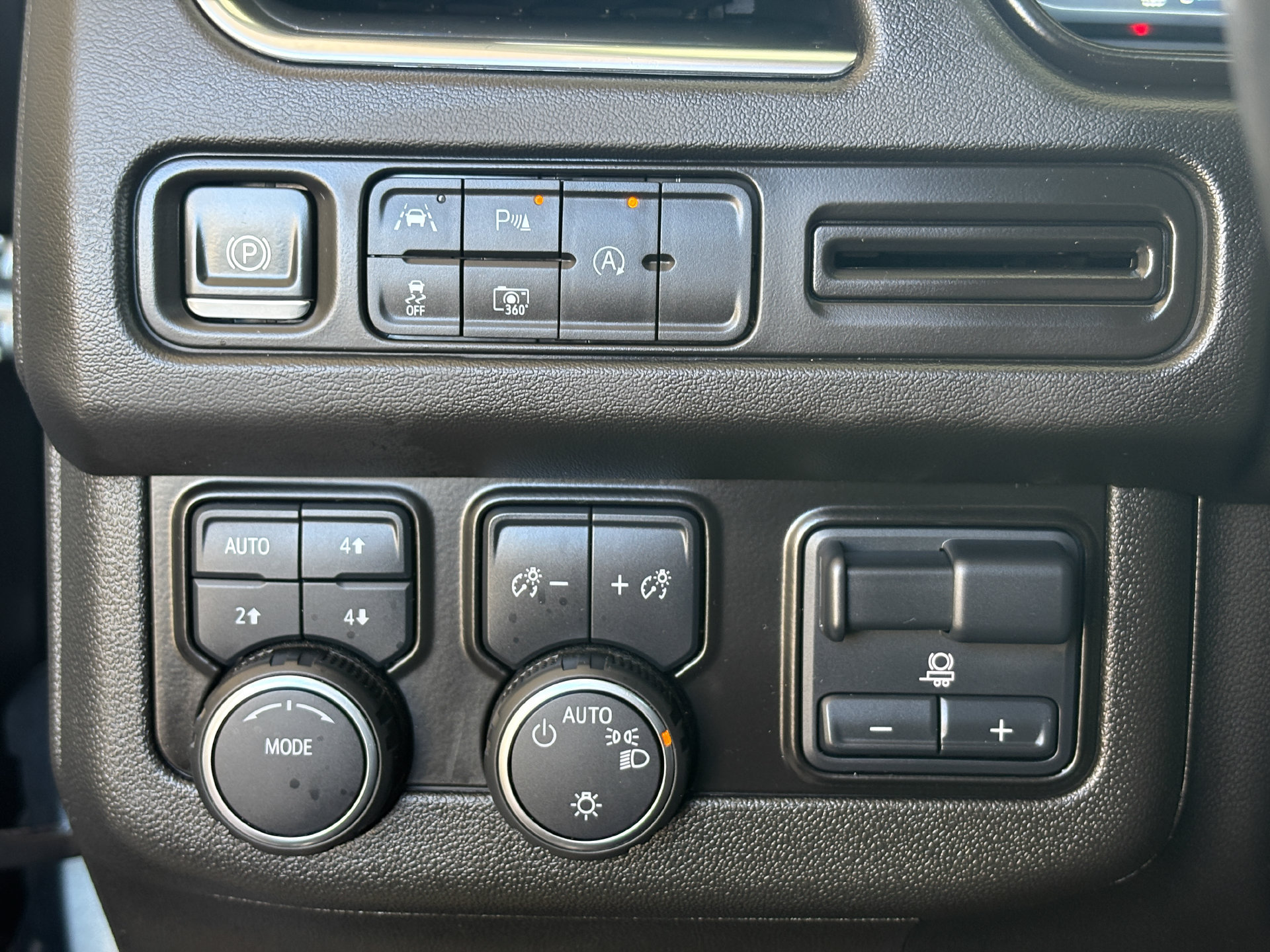 Used 2024 Chevrolet Tahoe RST w/ Luxury Package AWD/4WD image 32