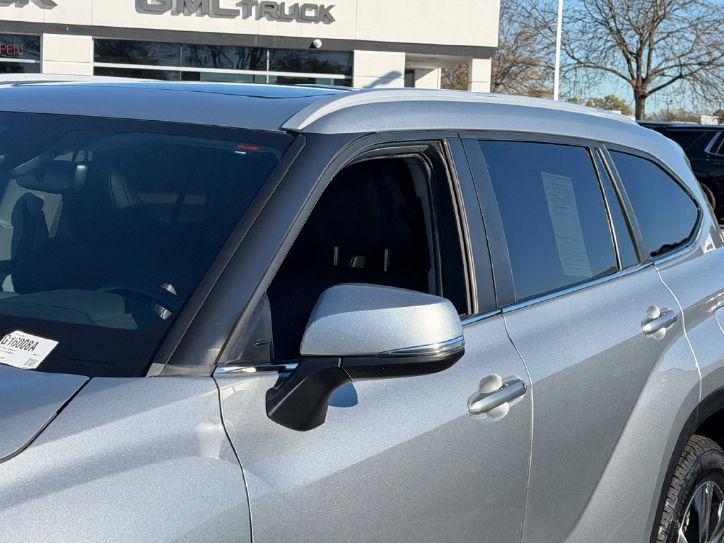 Used 2024 Toyota Highlander XLE FWD image 24