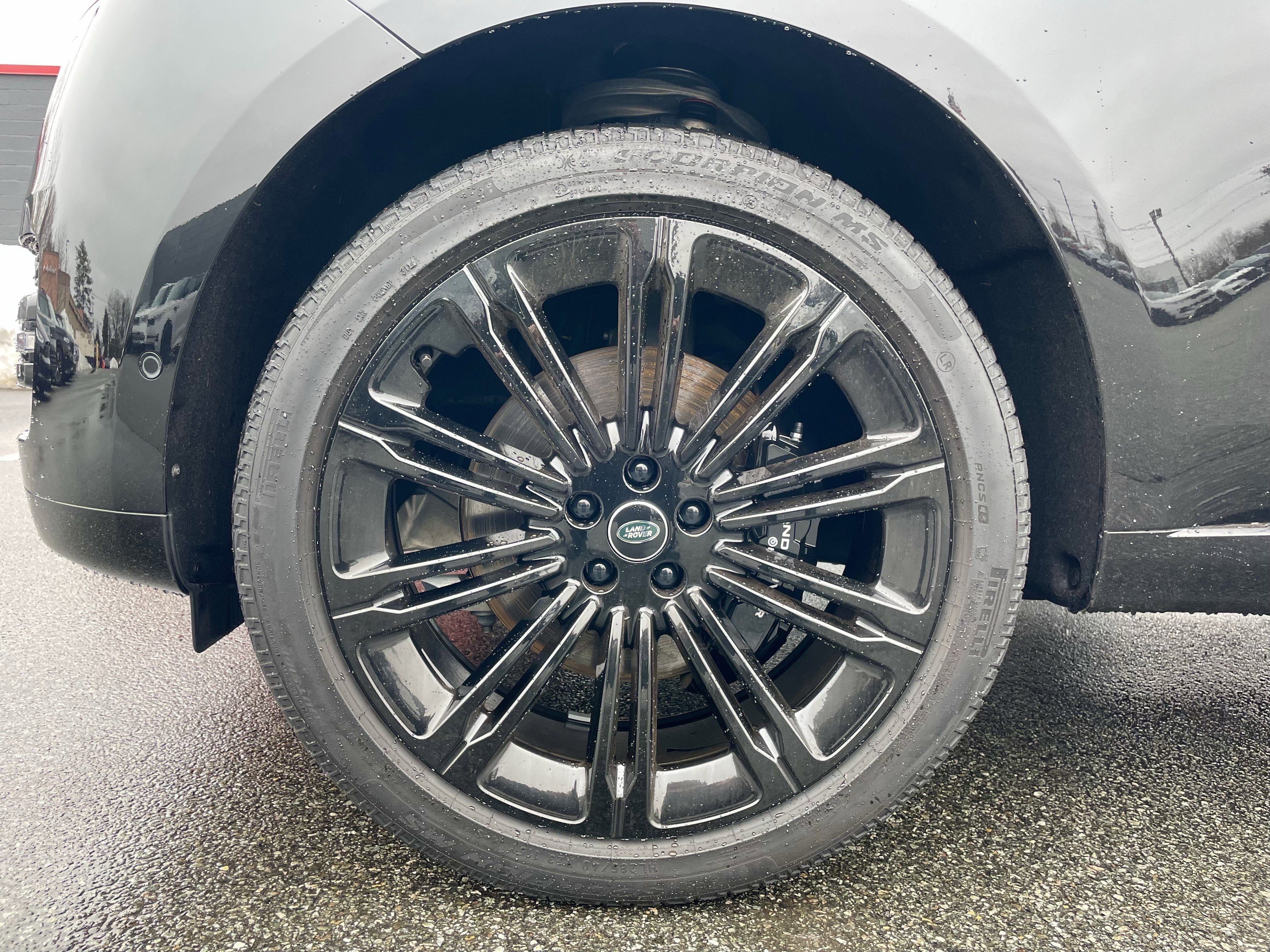 Certified 2025 Land Rover Range Rover SE image 9