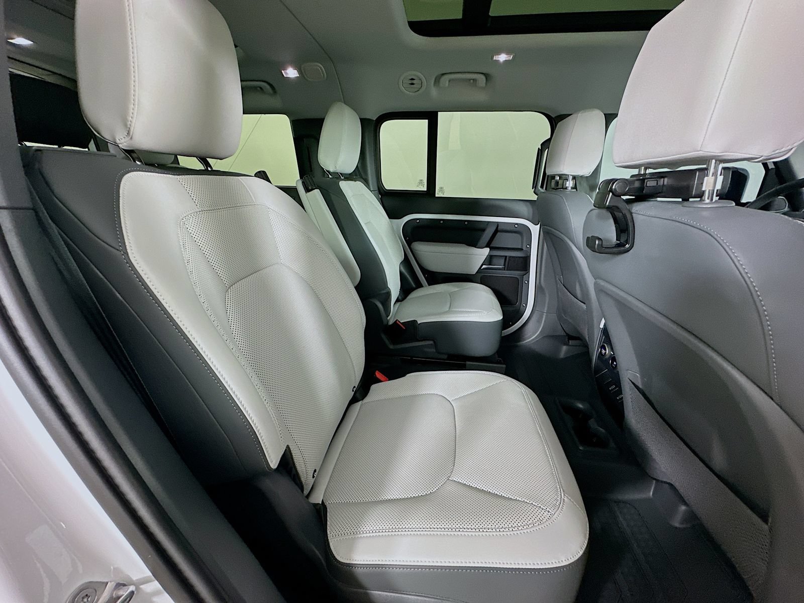 New 2026 Land Rover Defender 130 X-Dynamic SE AWD/4WD image 43