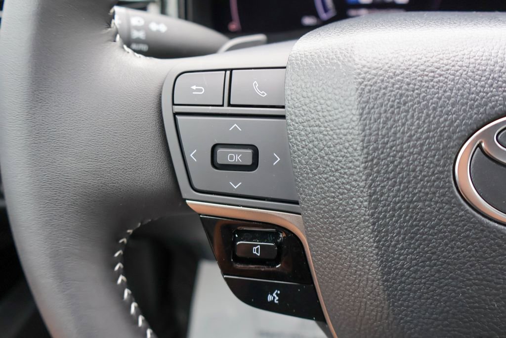 Used 2025 Toyota Camry SE FWD image 13