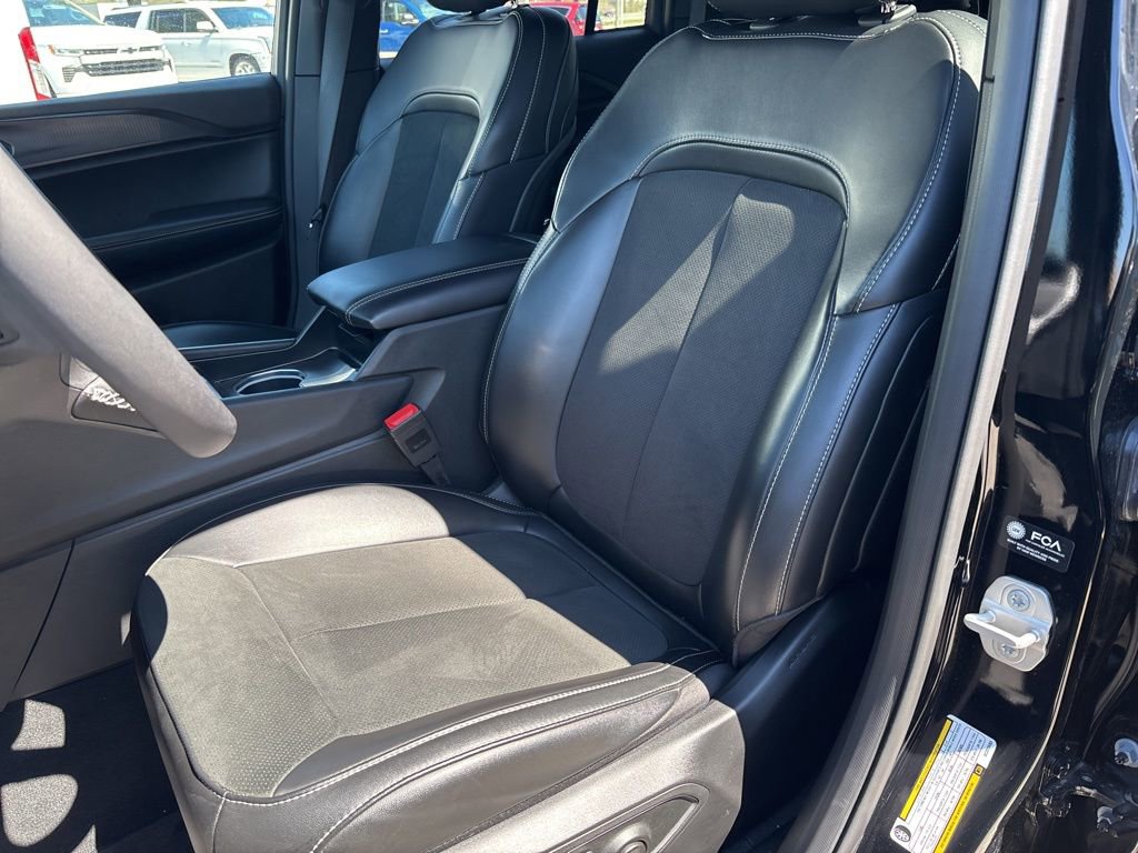 Used 2025 Jeep Grand Cherokee Altitude image 42